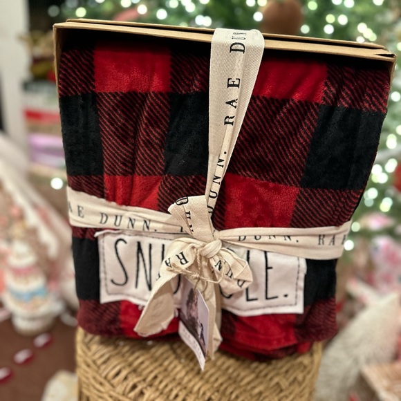 Rae Dunn Buffalo plaid blanket SNUGGLE boxed gift throw - Picture 8 of 11